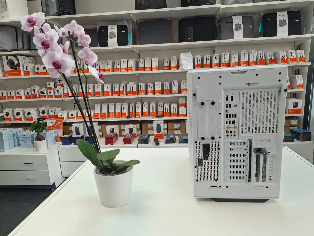 Gaming-PC HYTE Y60 Snow – Sofort verfügbar bei Techmann