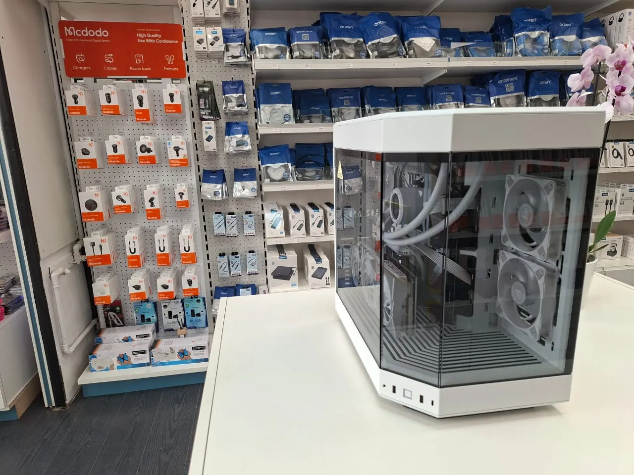 Gaming-PC HYTE Y60 Snow – Sofort verfügbar bei Techmann