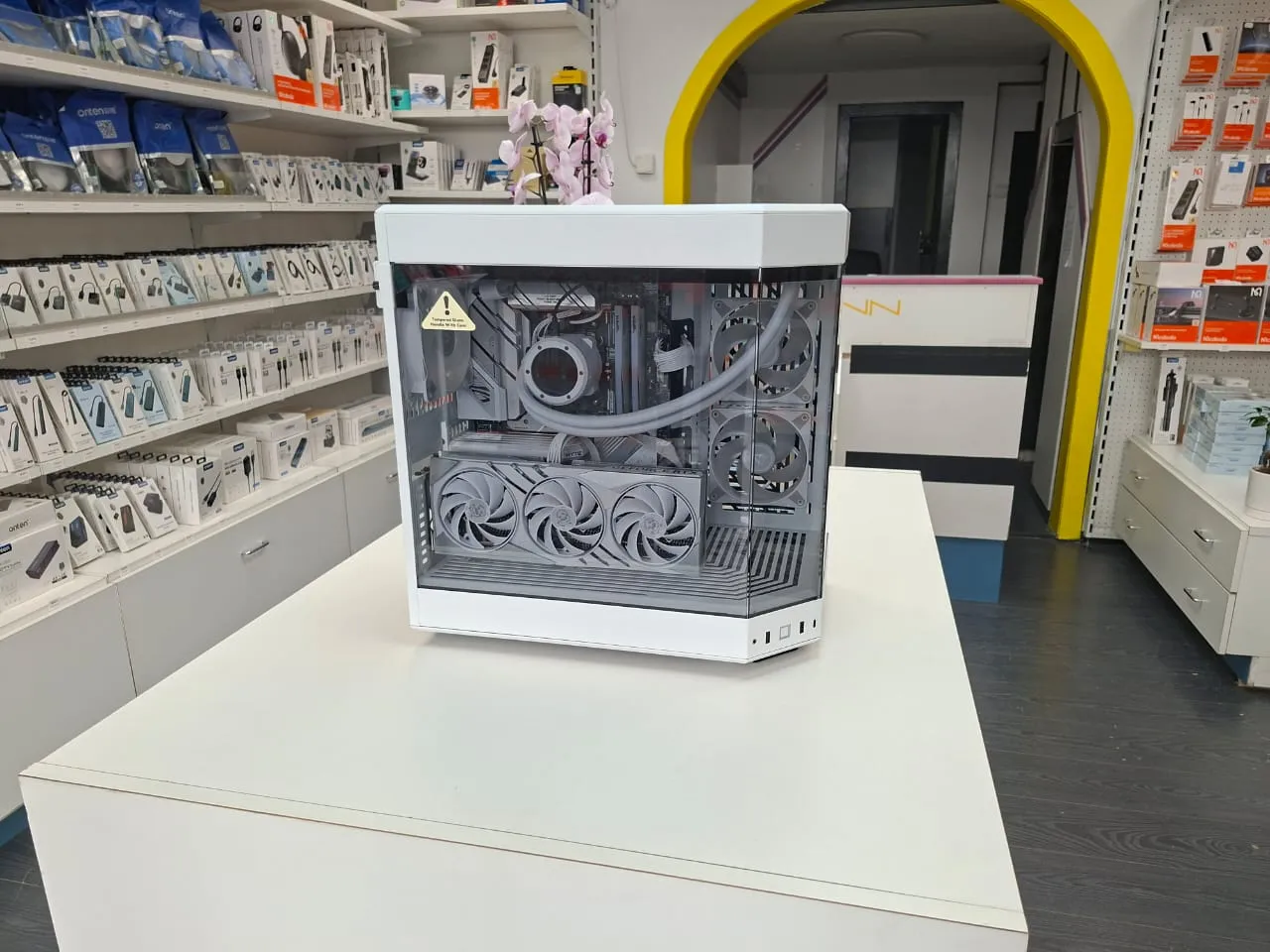 Gaming-PC HYTE Y60 Snow – Sofort verfügbar bei Techmann